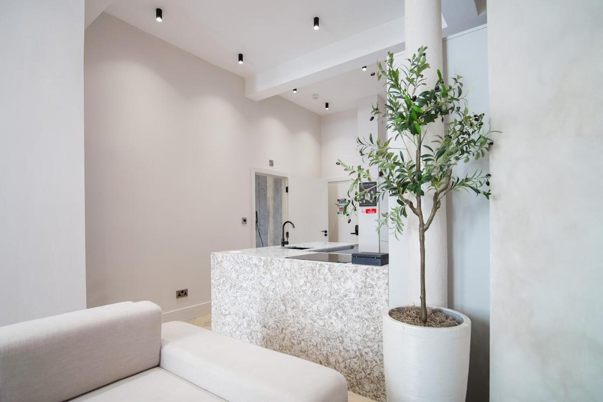 Japandi By The Heim Residences Манчестър Екстериор снимка