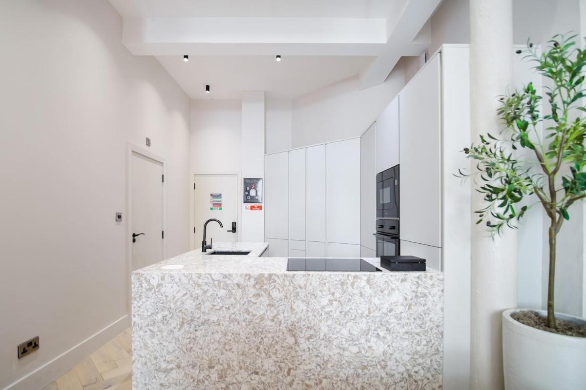 Japandi By The Heim Residences Манчестър Екстериор снимка